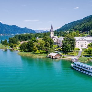 Der Ossiacher See mit dem Stift Ossiach